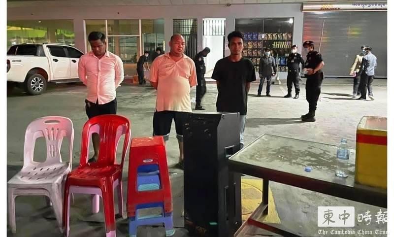 Tướng Ong Chanthouk (giữa) và 2 nhân viên bị cảnh sát bắt và còng tay (Ảnh: Khmer Times).