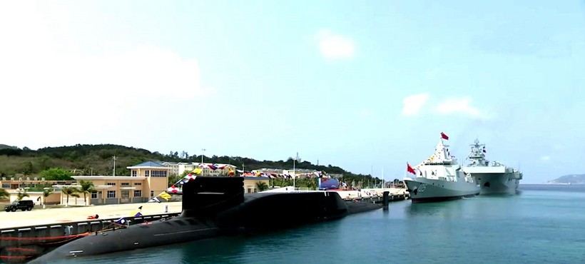 Ba chiến hạm hiện đại vừa được Trung Quốc đưa vào biên chế Hạm đội Nam Hải hôm 23/4 (Ảnh: CCTV).