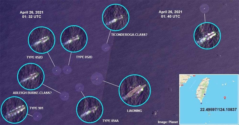 Hình ảnh vệ tinh cho thấy hai tàu chiến Mỹ đi lẫn đội hình biên đội tàu Liêu Ninh (Ảnh: Sohu).