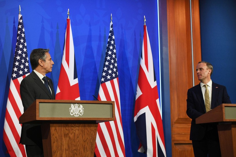 Ngoại trưởng Mỹ Antony Blinken và Ngoại trưởng Anh Dominic Raab tổ chức họp báo chung hôm 3/5 (Ảnh:AP).
