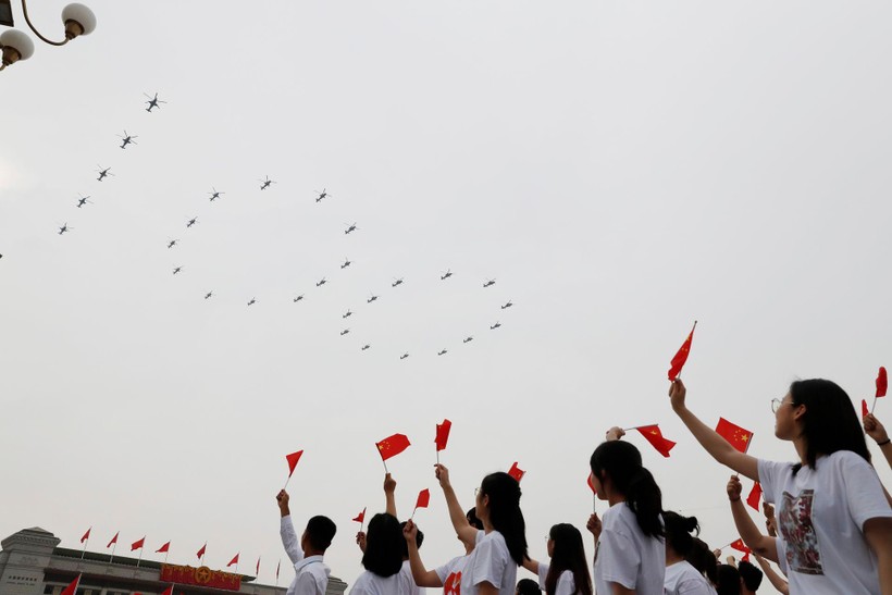 Máy bay trực thăng xếp thành hình số 100 bay qua Thiên An Môn (Ảnh: Dwnews).