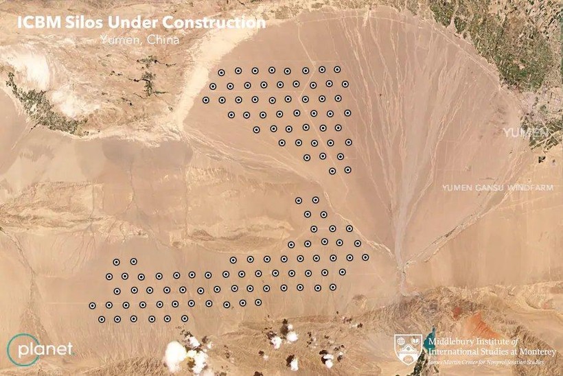 Ảnh vệ tinh chụp các cấu trúc được cho là "giếng phóng tên lửa liên lục địa" trên sa mạc gần Ngọc Môn, Cam Túc, Tây Bắc Trung Quốc (Ảnh: Dwnews).