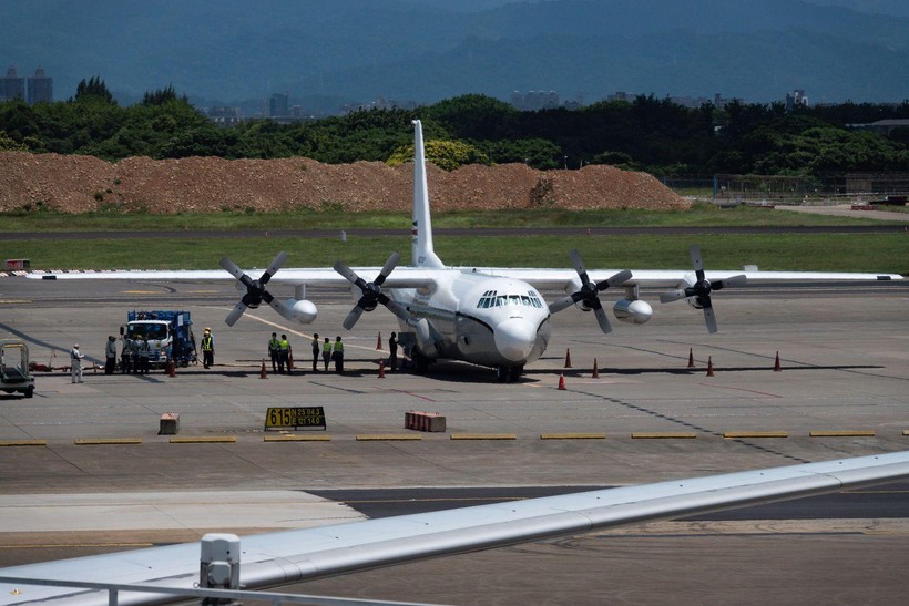 Chiếc C-130 của Không quân Mỹ từ Philippines hạ cánh xuống sân bay Đào Viên trưa 19/7 (Ảnh: CNA).