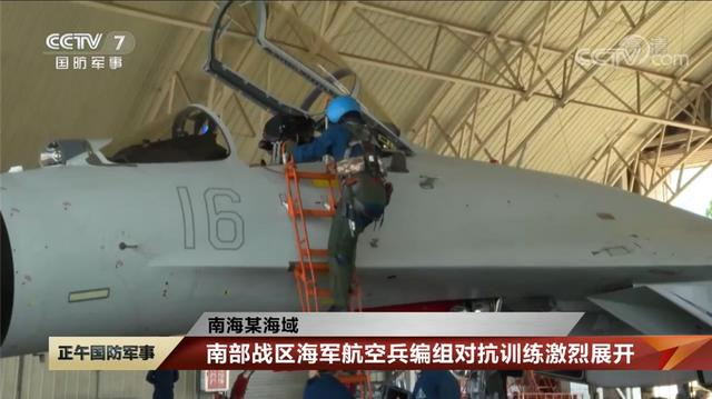 Chiếc J-11BH của hải quân Trung Quốc lần đầu lộ diện với kiểu sơn mới (Ảnh: CCTV).