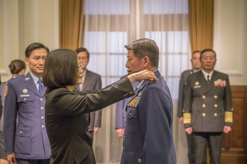 Bà Thái Anh Văn gắn quân hàm cho Trương Triết Bình khi ông ta được bổ nhiệm Tư lệnh Không quân năm 2018 (Ảnh: Dwnews).