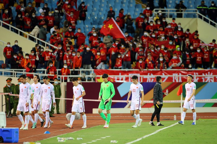 Đội tuyển Trung Quốc thất thểu rời sân sau khi thảm bại (Ảnh: Sohu).