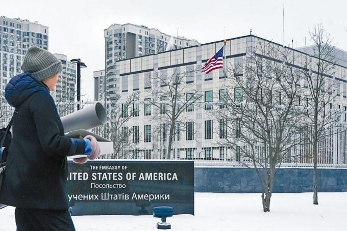 Đại sứ quán Mỹ ở Kiev bắt đầu triệt thoái nhân viên không cấp thiết về nước (Ảnh: Đông Phương).