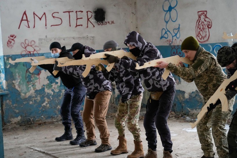Tổng thống Ukraine đã kí lệnh gọi nhập ngũ hàng trăm ngàn lính dự bị tuổi từ 18 đến 60 (Ảnh: AP).