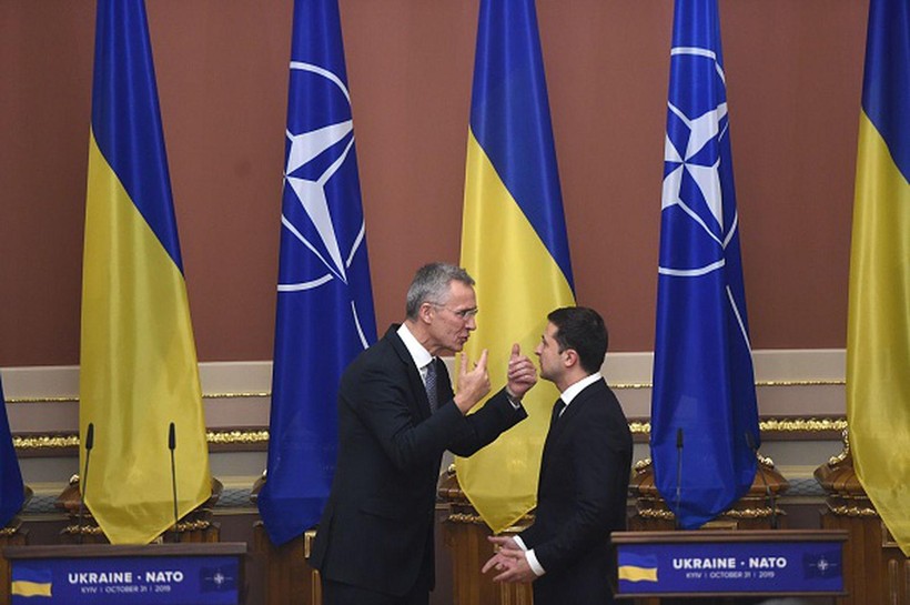 Việc xin gia nhập NATO đã được đưa vào hiến pháp Ukraine và trở thành nút thắt trong cuộc khủng hoảng Nga-Ukraine. Trong ảnh: Tổng thư ký NATO Jens Stoltenberg và Tổng thống Ukraine Zelensky (Ảnh: Getty).