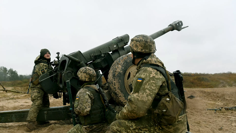 Pháo binh Ukraine đấu súng với các lực lượng ly khai tại miền đông Ukraine (Ảnh: AP).