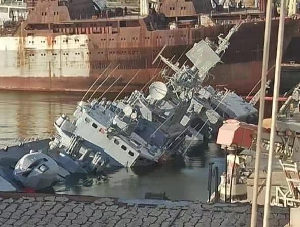 Hình ảnh chiếc soái hạm "Hetman Sagaidachny", bị đánh đắm tại cầu cảng (Ảnh: Thepaper).