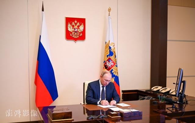 Ngày 5/3, Tổng thống Nga Putin kí sắc lệnh yêu cầu lập Danh sách các quốc gia và khu vực không thân thiện với Nga (Ảnh: Thepaper).