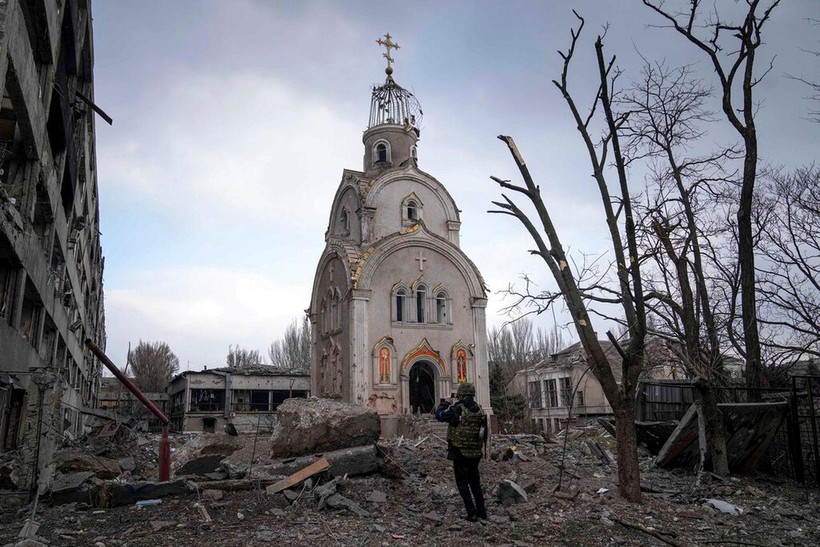 Thành phố Mariupol tan hoang sau các trận giao tranh ác liệt (Ảnh: AP).