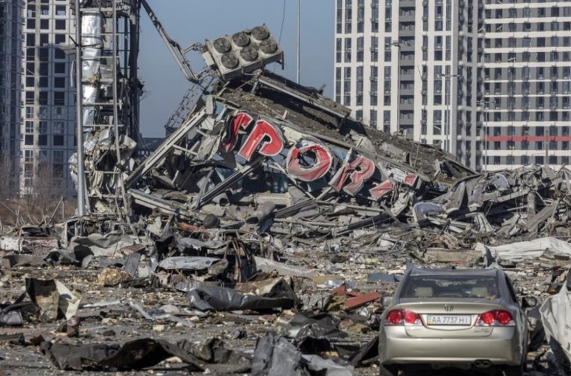 Tòa nhà TRung tâm mua sắm Retroville trở thành đống đổ nát sau khi trúng tên lửa (Ảnh: Reuters).