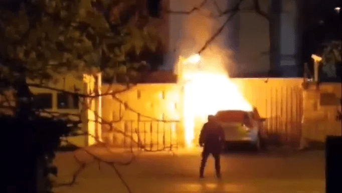 Chiếc xe đâm thẳng vào cổng Đại sứ quán Nga ở Bucharet và bốc cháy (Ảnh: Sunnews).