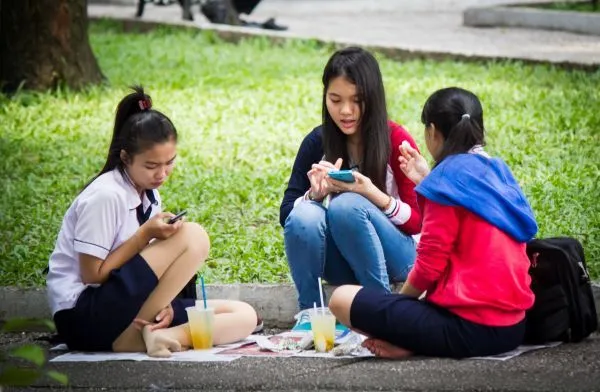 Các thiếu nữ thành phố Hồ Chí Minh sử dụng smartphone (Ảnh: Xinhua).