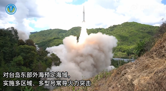 Hình ảnh các tên lửa đạn đạo PLA phóng chiều 4/8 do Chiến khu Miền Đông PLA công bố (Ảnh: Guancha).