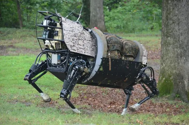 La robot is expected to be equipped by the Indian Army with units in the highlands and remote areas for transport and reconnaissance (Photo: Thepaper).