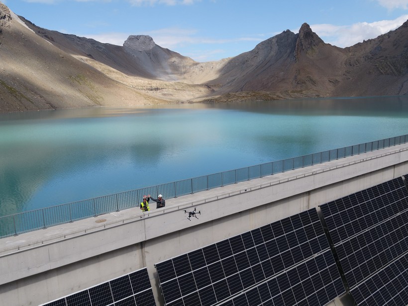 Các tấm pin điện mặt trời trên Đập Hồ Muttsee. Ảnh Reuters