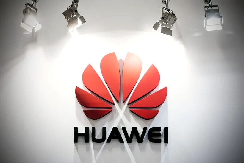 Logo công ty Huawei tại trụ sở ở Thẩm Quyến. Ảnh SCMP