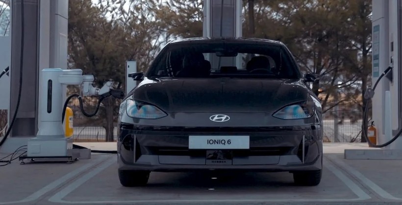 Robot sạc EV của Hyundai sạc cho xe IONIQ 6. Ảnh Hyundai