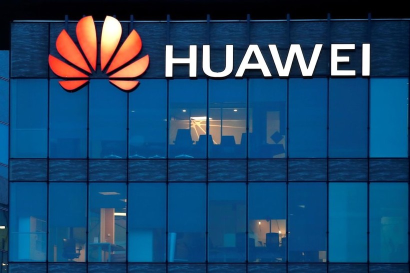 Logo công ty Huawei tại trụ sở chính ở Thẩm Quyến. Ảnh Reuters