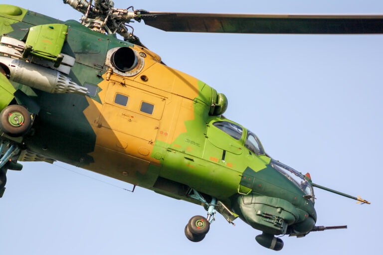 Một chiếc Mi-24V của Không quân Macedonia cất cánh bay huấn luyện ngày 6/8/ 2012. Ảnh Dcvetic.