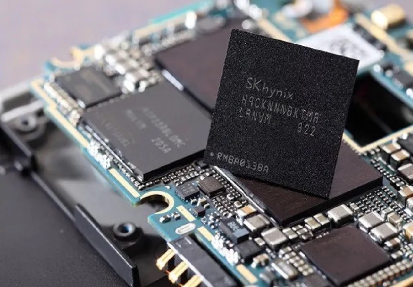 Chip bộ nhớ di động do SK Hynix sản xuất trong hình minh họa được chụp vào ngày 10/5/2013, Seoul, Hàn Quốc. Ảnh Reuters