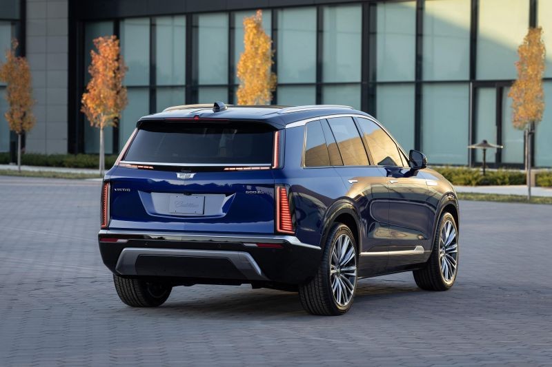 Cadillac giới thiệu mẫu xe điện tiếp theo, SUV chạy điện Vistiq ba hàng ghế
