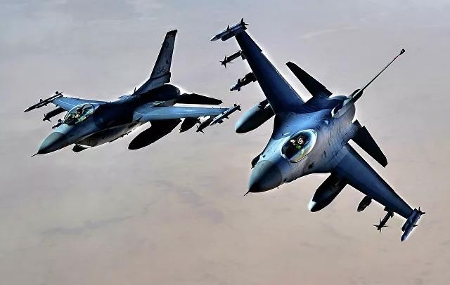 Tiêm kích F-16 của không quân Mỹ trên bầu trời I-rắc