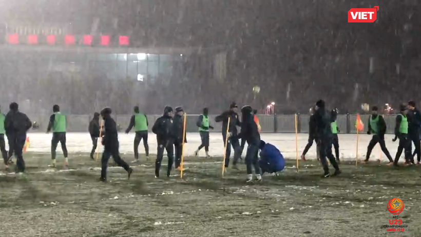 Bài tập luyện thể lực dưới tuyết vô cùng khắc nghiệt của các cầu thủ U23 Uzbekistan
