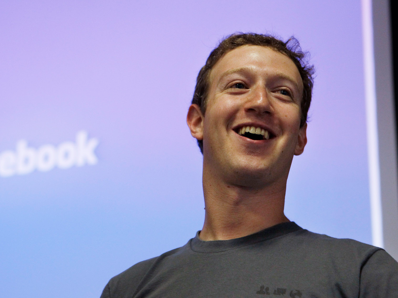 CEO của Facebook, Mark Zuckerberg đa phản pháo Apple và Tim Cook trên kênh phát thanh của trang Vox. Nguồn: FOU 