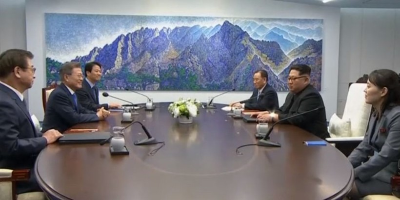 Chủ tịch Triều Tiên Kim Jong Un và Tổng thống Hàn Quốc, Moon Jae-in trong phòng họp kín (Yoonhap)