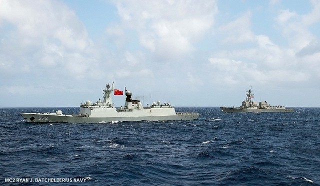 Hai tàu chiến của Hải Quân Mỹ đang hoạt động tuần tra trên biển Đông. Nguồn: CNN