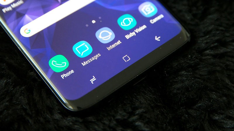 Sự cố trên ứng dụng tin nhắn Galaxy Messages đang khiến cuộc sống riêng tư của người dùng rò rỉ mà họ không hề hay biết. Ảnh: Gizmodo