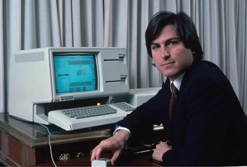 Ông Steve Jobs bên cạnh chiếc Apple Lisa. Ảnh: TheRegegister