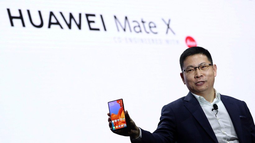 Chủ tịch mảng thiết bị di động Huawei Richard Yu giới thiệu mẫu smartphone gập, hỗ trợ 5G đầu tiên của hãng - Mate X. Ảnh: Zeebiz