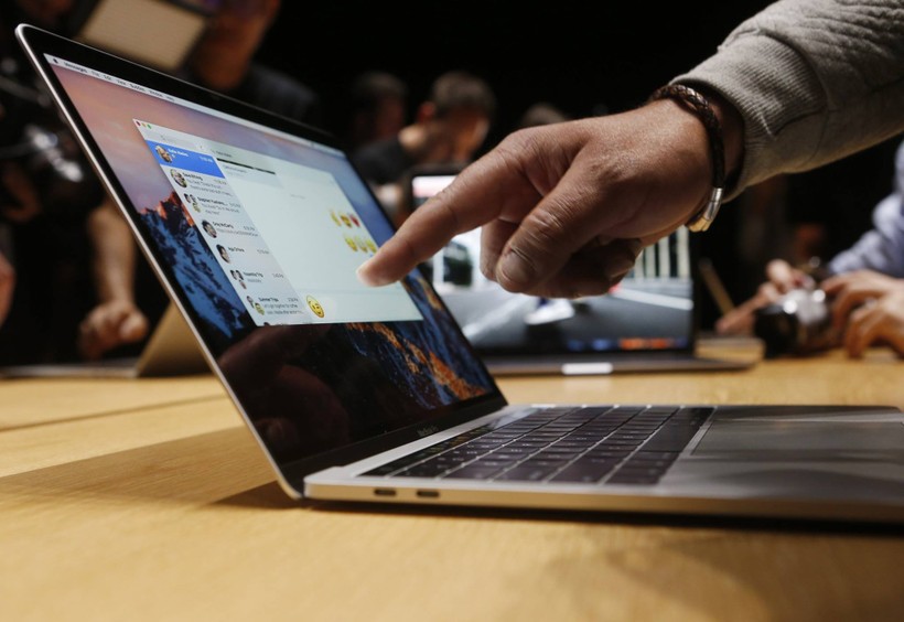 Một vị khách đang chỉ tay vào chiếc MacBook Pro tại sự kiện của Appleở Cupertino. Ảnh Reuters/Beck Diefenbach