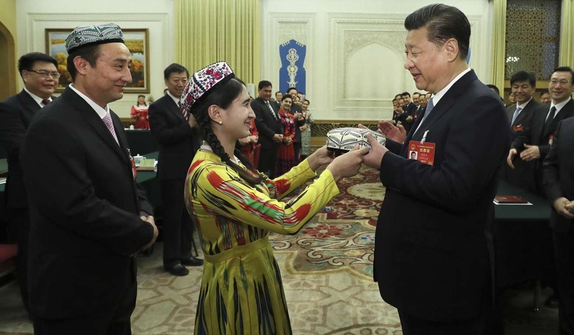 Chủ tịch Tập Cận Bình nhận quà là chiếc mũ truyền thống của người Duy Ngô Nhĩ . Ảnh Tân Hoa xã