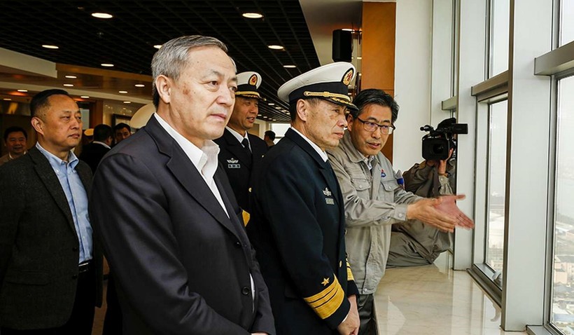 Phó Đô đốc Shen Jinlong (giữa) trong chuyến thăm Công ty đóng tàu Hudong Zhonghua