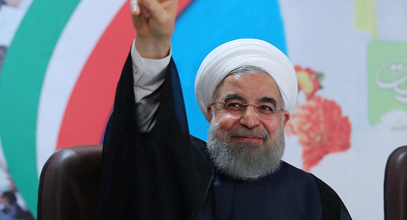 Tổng thống Iran Hassan Rouhani vẫy chào cử tri