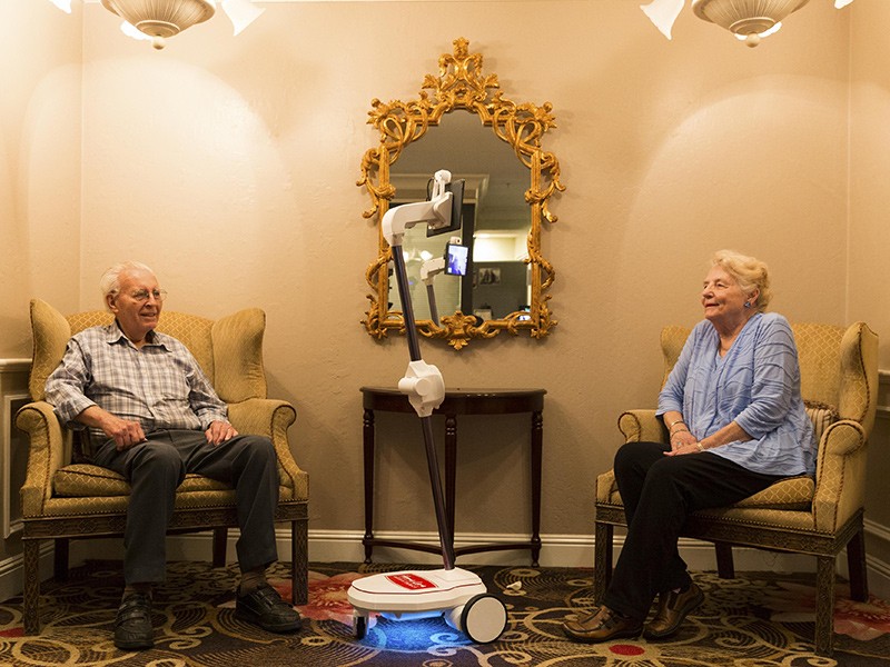 Ông bà Herbert Yarbrough, Maxine Duncan với robot Ohmni tại nhà chung dành cho người về hưu ở Walnut Creek, California, Mỹ. Ảnh: NYT