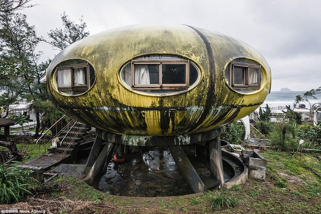 Ngoài một số ngôi nhà UFO vẫn có người sinh sống, còn lại rất nhiều căn nhà xuống cấp bị bỏ hoang suốt hàng chục năm.