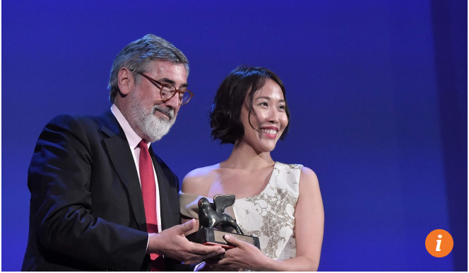 Gina Kim nhận giải thưởng cho phim VR xuất sắc nhất tại Liên hoan Phim Venice lần thứ 74 (tháng 9/2017). Ảnh AFP