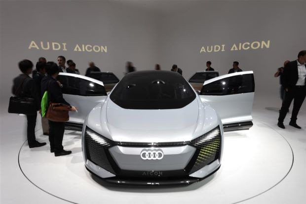 Khách tham quan đang mục sở thị chiếc xe điện tự lái Audi AG Aicon tại Triển lãm Ô tô Frankfurt. Ảnh Bloomberg