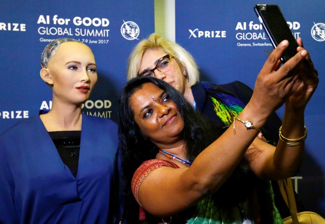 Robot đầu tiên được cấp quyền công dân như con người ảnh 1 Sophia chụp ảnh selfie cũng khách mời tại chương trình.