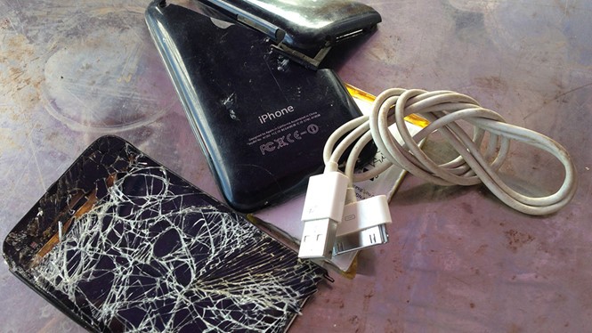 Em Lê Thị Xoan bị điện giật tử vong khi vừa sử dụng điện thoại di động vừa sạc pin
Ảnh minh họa