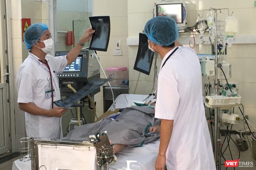 PGS.TS. Đỗ Duy Cường, Giám đốc Trung tâm bệnh nhiệt đới của Bệnh viện Bạch Mai kiểm tra tình trạng sức khỏe cho bệnh nhân cúm