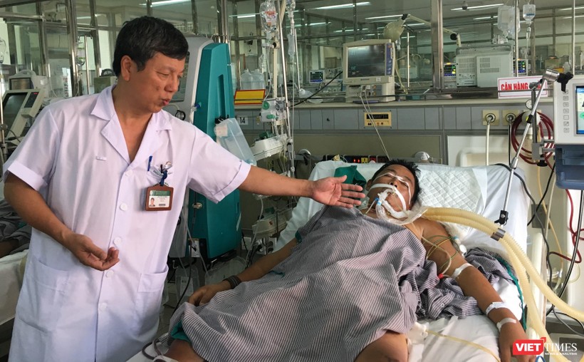 GS. Nguyễn Gia Bình - Chủ tịch Hội Hồi sức - cấp cứu Việt Nam điều trị cho nạn nhân bị ung thư gan do uống nhiều rượu