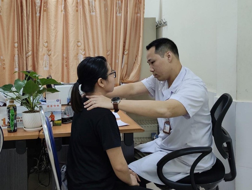 ThS. BS. Nguyễn Giang Nam đang khám cho bệnh nhân L. sau khi chị L. chữa bệnh tại nhà thầy lang.
